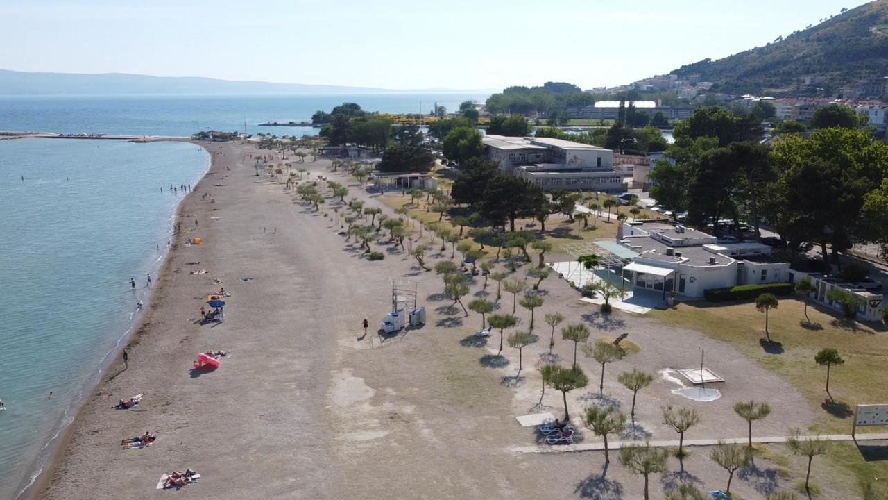 Dina * Omis